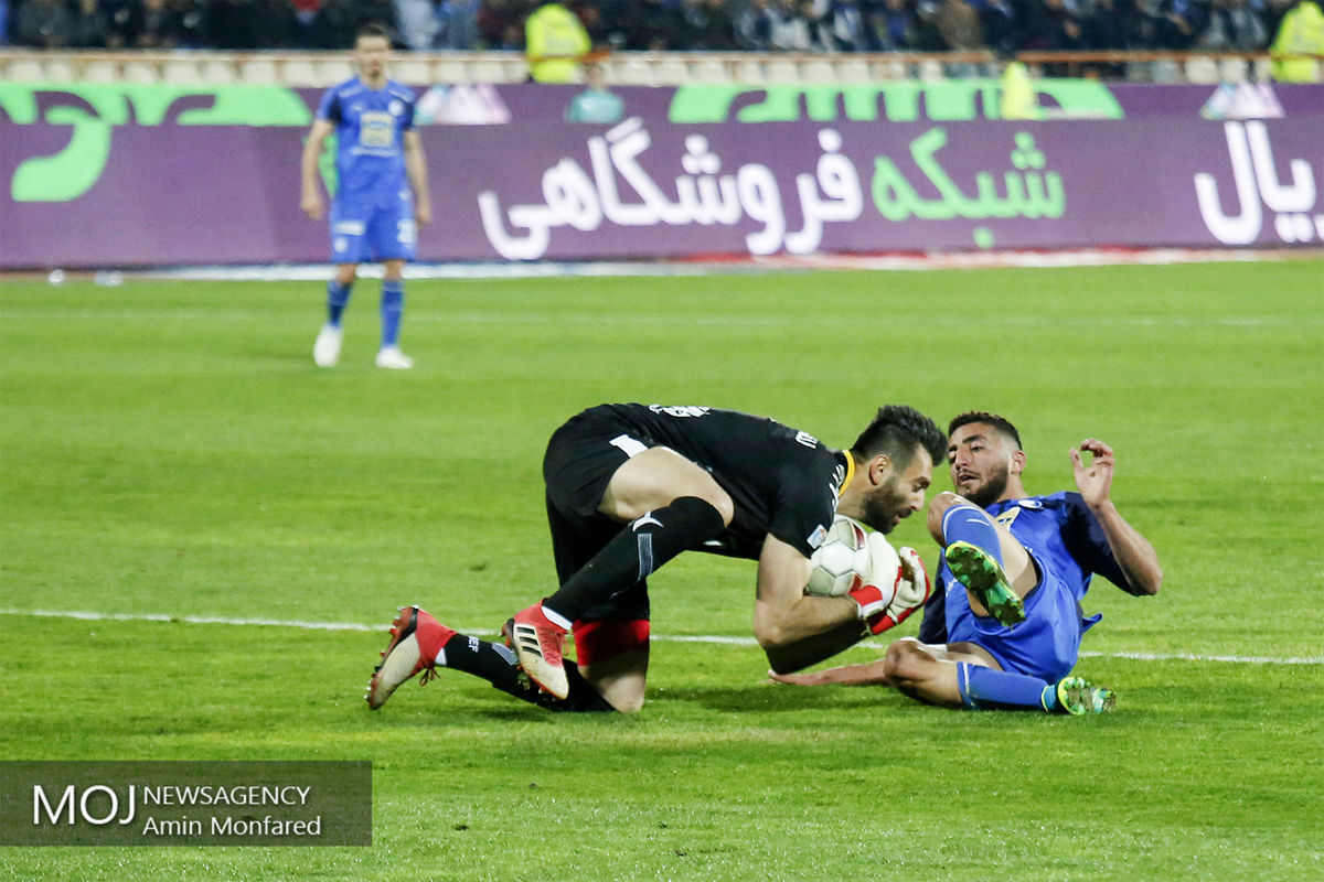 دیدار تیم های فوتبال استقلال تهران و پدیده مشهد