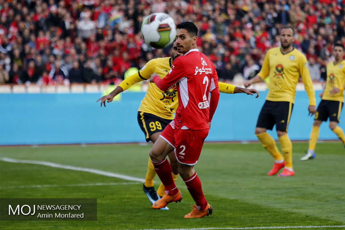 دیدار تیم های فوتبال پرسپولیس و پارس جنوبی جم