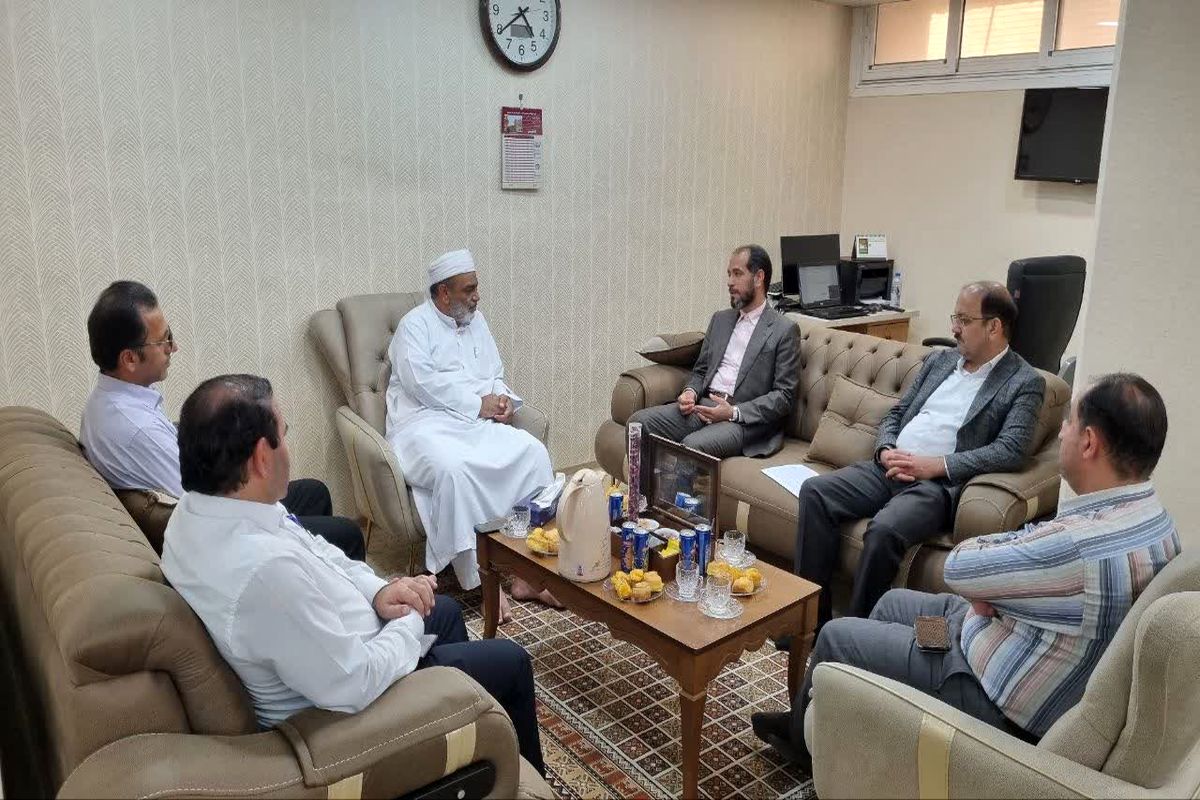 نشستی با حضور امام جمعه اهل سنت بندرعباس 