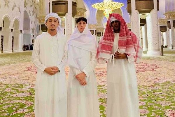 فضای معنوی داخل مسجد به هر بازدیدکننده‌ای احساس عمیق آرامش می‌دهد