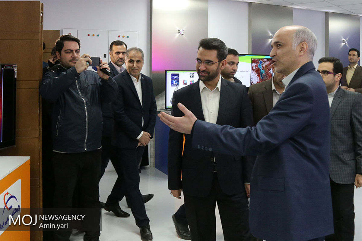 بازدید وزرای نیرو و ارتباطات از پژوهشگاه فضایی ایران