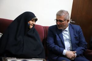 دیدار معاون رئیس‌جمهور با مادر شهیدان یوسفی