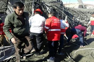 فرو ریختن ساختمانی در یاسوج / دو کارگر زیر آوار مانده‌اند