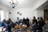 دیدار مدیر عامل سازمان منطقه آزاد کیش با خانواده شهید شاهرخیان/ تأکید بر زنده نگه‌داشتن فرهنگ ایثار