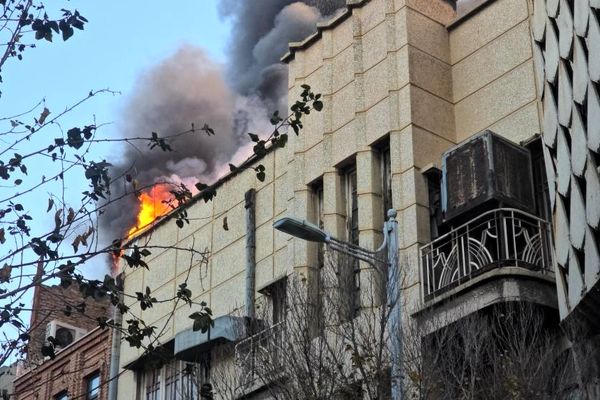 آتش‌سوزی گسترده در سینمای متروکه لاله‌زار؛ حریق تحت کنترل است