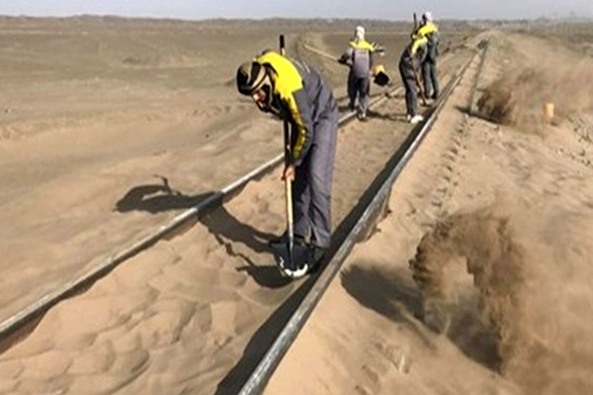 قطار سرخس در شن