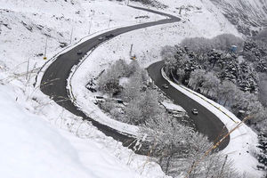 انجام عملیات راهداری زمستانی با استقرار ٧٠٠٠ راهدار در بیش از ۷۰۰ پایگاه راهداری