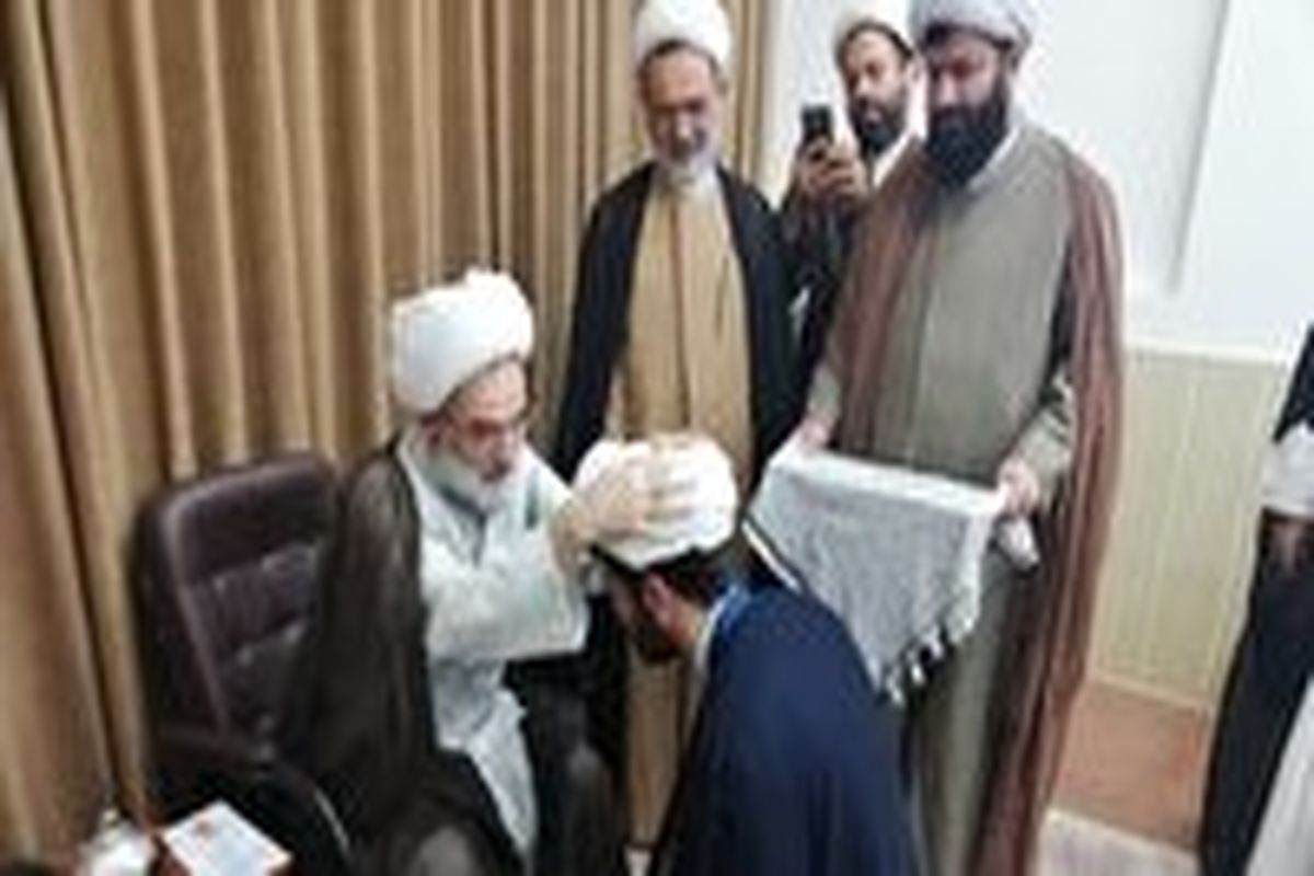 آیین عمامه گذاری طلاب جوان در رشت