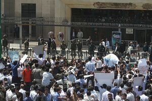 تحصن بازنشستگان نیروهای مسلح مقابل مجلس شورای اسلامی