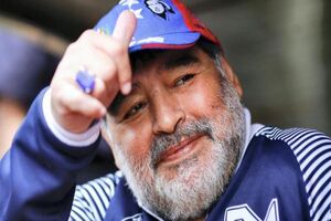 مارادونا به دلیل حمله قلبی درگذشت