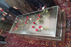 آیین گلباران آرامگاه عطار نیشابوری در آستانه روز ملی عطار در نیشابور برگزار شد