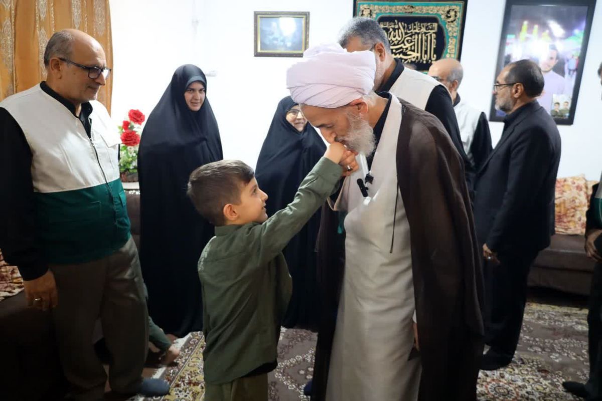 دیدار  آیت الله لائینی با خانواده شهید حجت‌الاسلام  قدرتی 