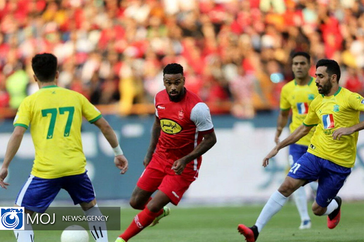 دیدار تیم‌های فوتبال پرسپولیس و صنعت نفت آبادان