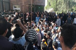 تجمع مجدد سپرده گذاران موسسه آرمان در مقابل استانداری خوزستان