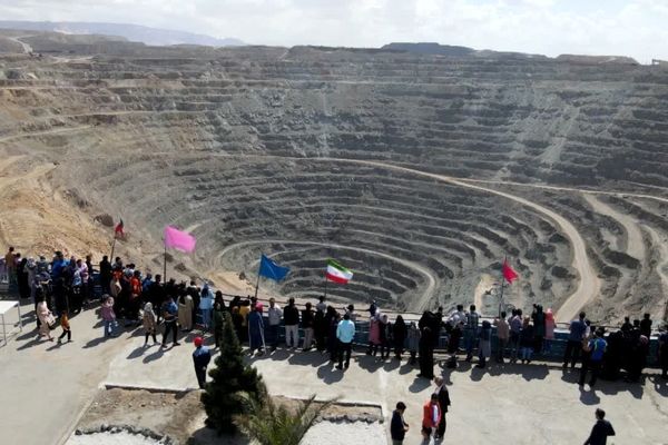 محبوس شدن ۲۴ کارگر در ریزش معدن بافق