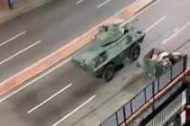 خودروهای زرهی ونزوئلا در خیابان‌های کاراکاس پس از حملات آمریکا + فیلم