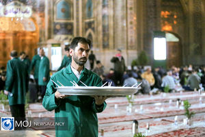 توزیع افطاری سبک در باب‌ الهادی حرم مطهر رضوی