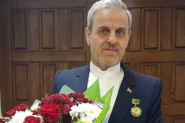 نشان و لوح سی‌امین سالگرد بی‌طرفی ترکمنستان به سفیر ایران اعطا شد