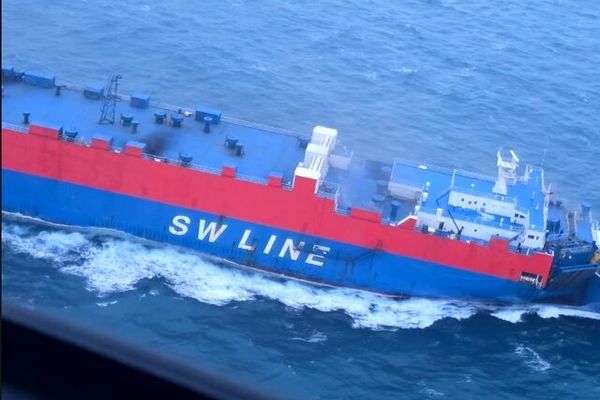 یک کشتی باری کره‌جنوبی آتش گرفت