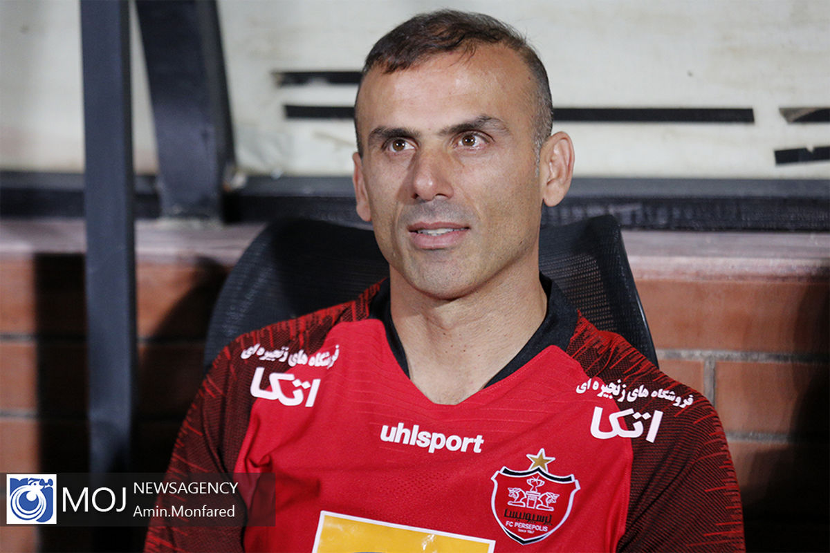 دیدار تیم های فوتبال پرسپولیس و صنعت نفت آبادان