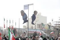 خشم سخنگوی فارسی‌زبان موساد از آتش گرفتن عروسک ترامپ و نتانیاهو در راهپیمایی ۲۲ بهمن! + فیلم