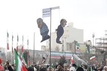 خشم سخنگوی فارسی‌زبان موساد از آتش گرفتن عروسک ترامپ و نتانیاهو در راهپیمایی ۲۲ بهمن! + فیلم