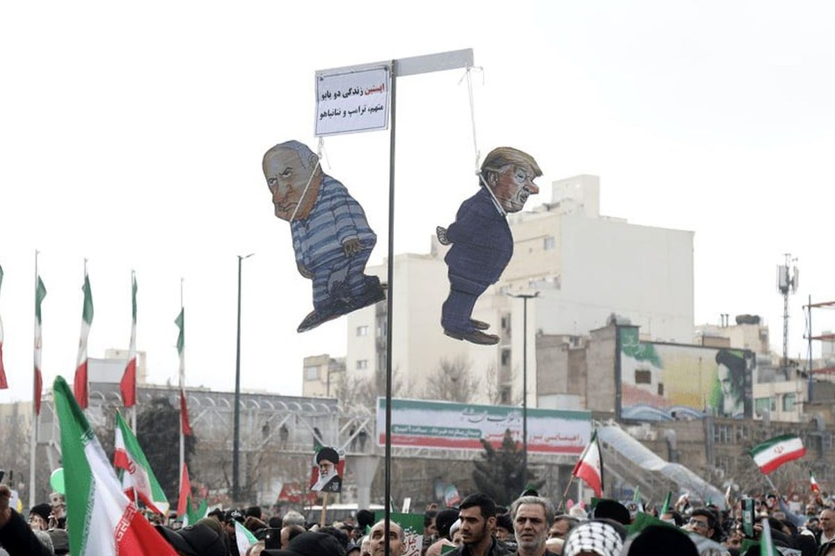 خشم سخنگوی فارسی‌زبان موساد از آتش گرفتن عروسک ترامپ و نتانیاهو در راهپیمایی ۲۲ بهمن! + فیلم