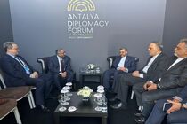 دبیرکل سازمان  D۸ با معاون وزیر امور خارجه ایران در حاشیه مجمع آنتالیا در دیدار کرد