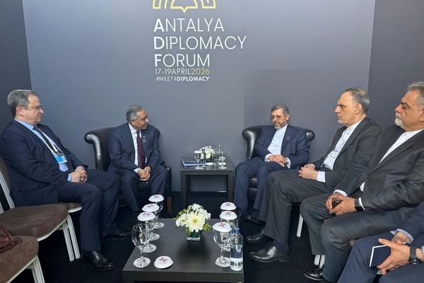دبیرکل سازمان  D۸ با معاون وزیر امور خارجه ایران در حاشیه مجمع آنتالیا در دیدار کرد