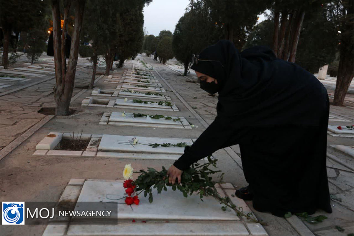 عطر افشانی و گل‌ باران گلزار شهدای بهشت زهرا (س)