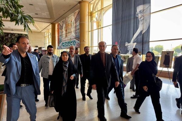 وزیر راه و شهرسازی از روند خدمت‌رسانی و جابه‌جایی زائران در فرودگاه مشهد بازدید کرد