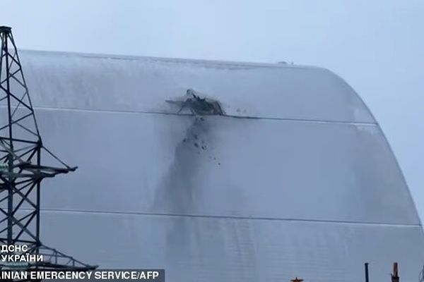 روی سپر محافظ سایت هسته ای چرنوبیل شکاف برداشته است