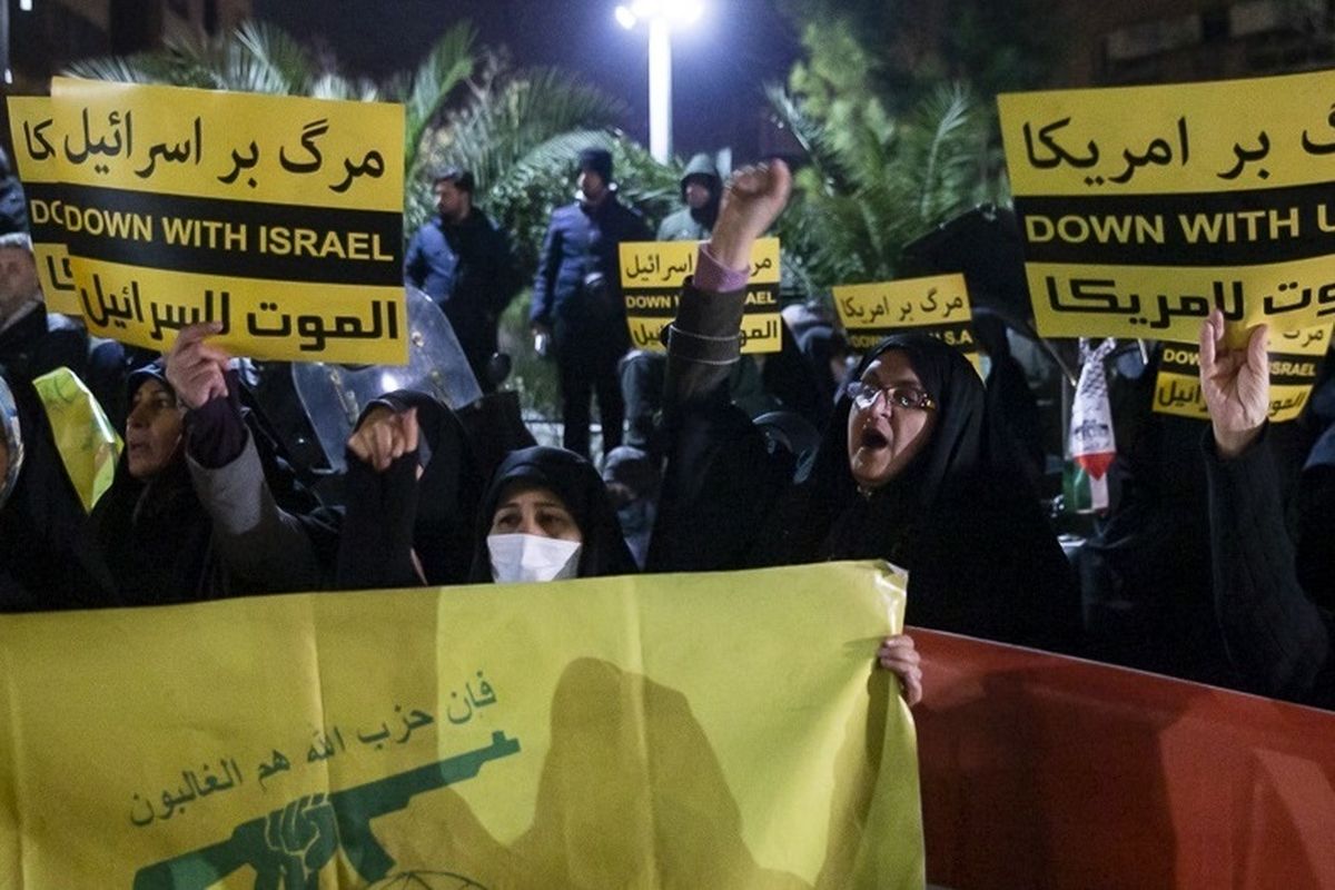 اعتراض مردم ایران در برابر سفارت انگلیس