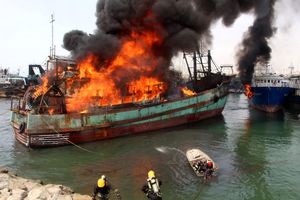 کارخانه لنج‌سازی بوشهر دچار حریق شد