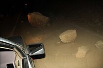 جاده فشم به دلیل ریزش کوه مسدود شد