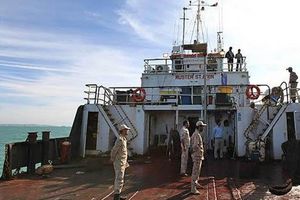 انهدام باند قاچاقچیان خارجی سوخت در هرمزگان/کشف ۵۵۰ هزار لیتر گازوئیل قاچاق در مرز‌های آبی جاسک