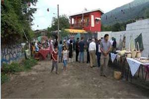 کوچه های روستا به رنگ هنر دستان روستاییان 