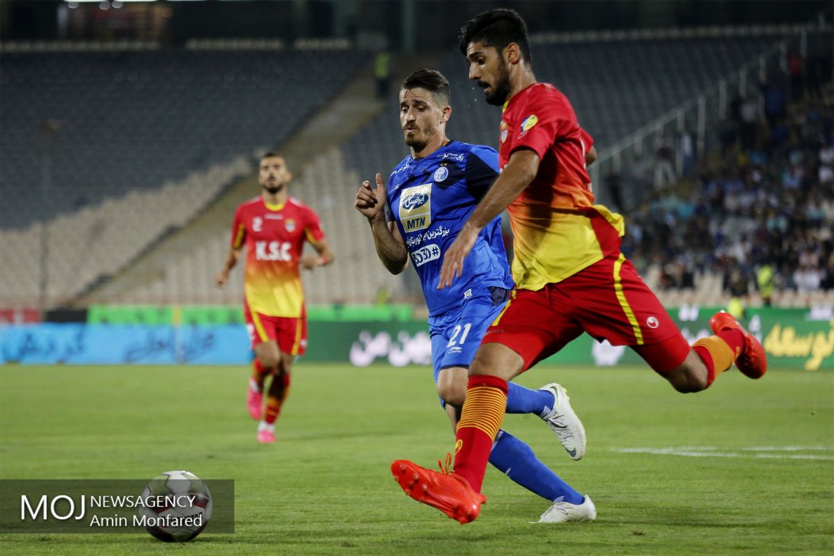 دیدار تیم های فوتبال استقلال تهران و فولاد خوزستان