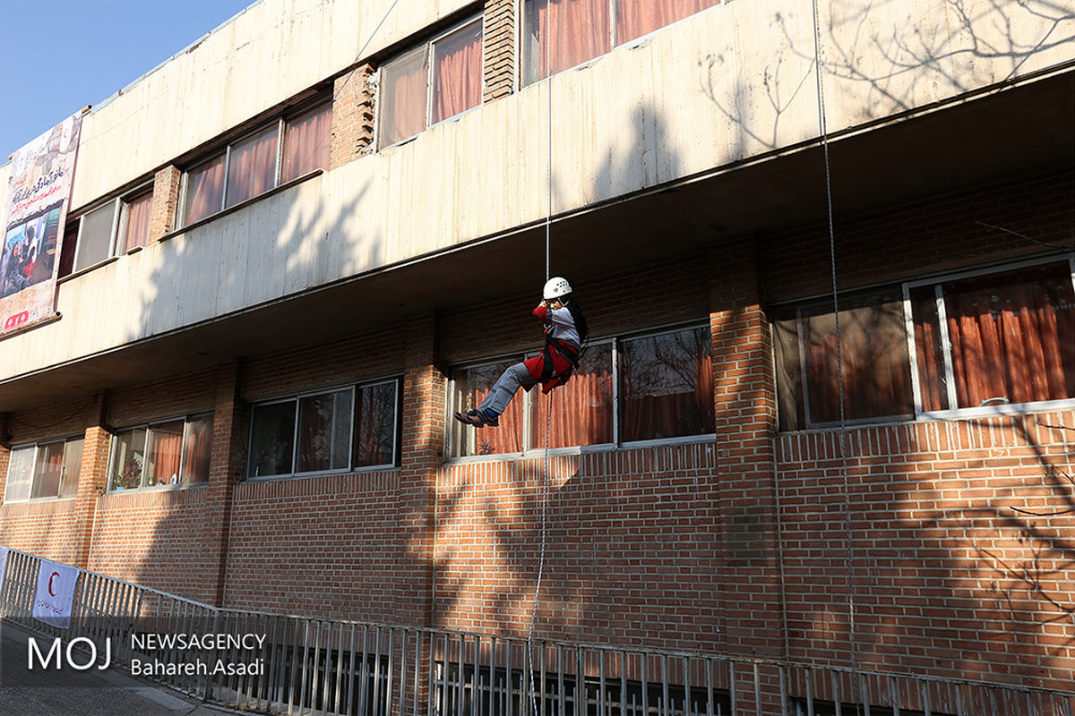 مانور زلزله در خوابگاه دختران دانشگاه پزشکی