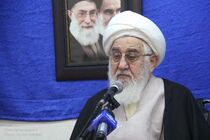 مسوولان با حضور بین مردم مشکلات جامعه را لمس کنند