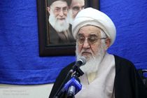 مسوولان با حضور بین مردم مشکلات جامعه را لمس کنند