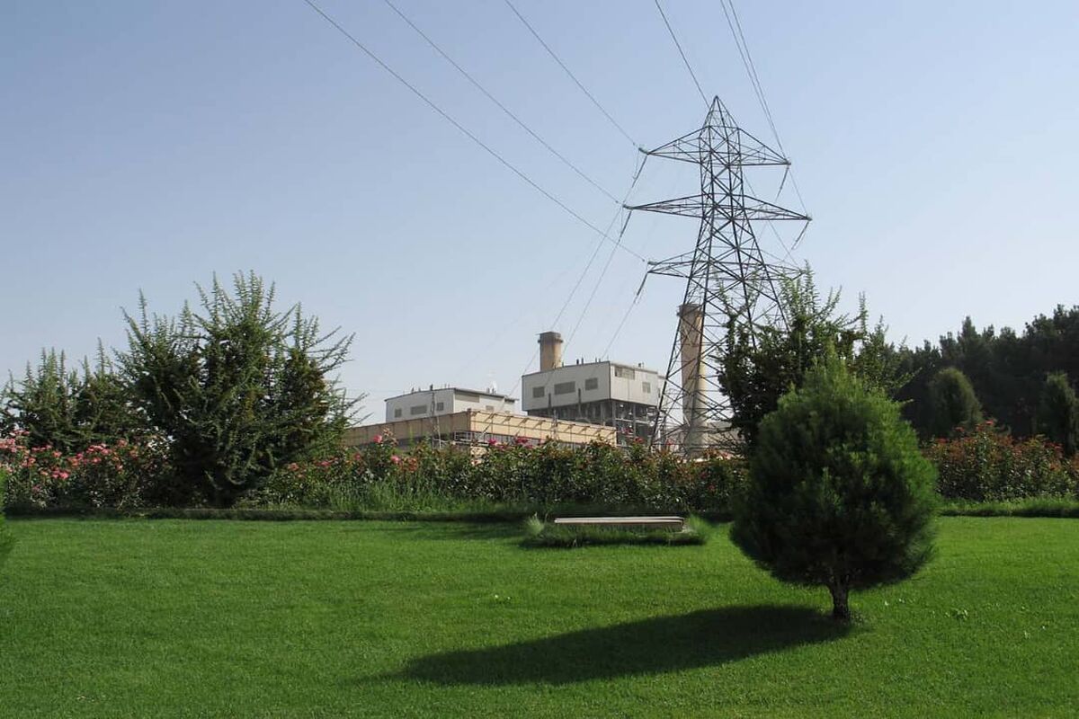 نیروگاه برق اصفهان .