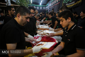 توزیع غذای نذری در هیئت مسلم ابن عقیل