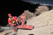 سقوط جوان ۱۸ ساله به دره در جاده ورزش / نجات معجزه‌آسای مصدوم توسط آتش‌نشانان+ تصاویر