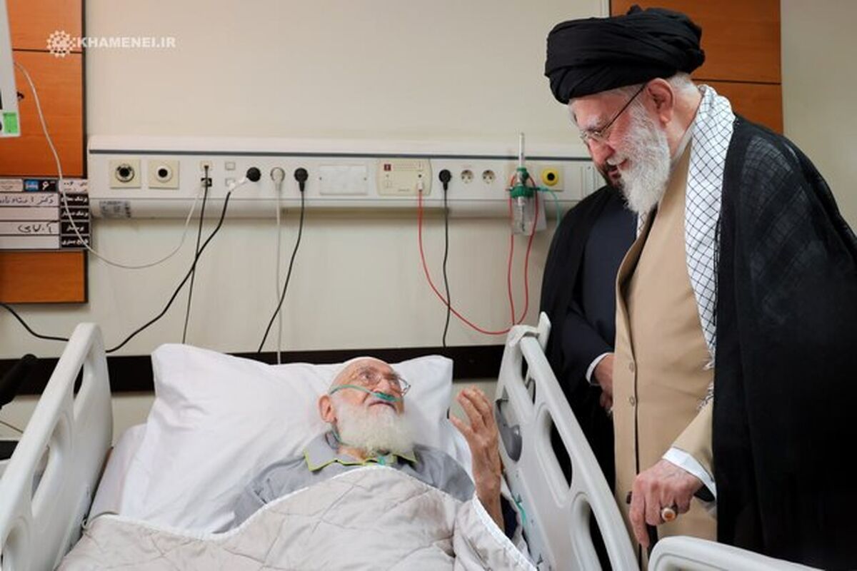 عیادت رهبر انقلاب از آیت‌الله نوری همدانی