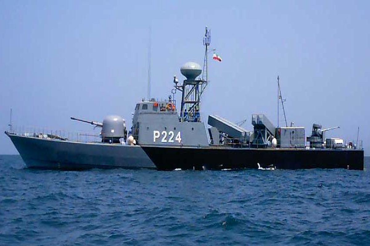 اهتزاز پرچم ایران بر عرشه ناوشکن سهند