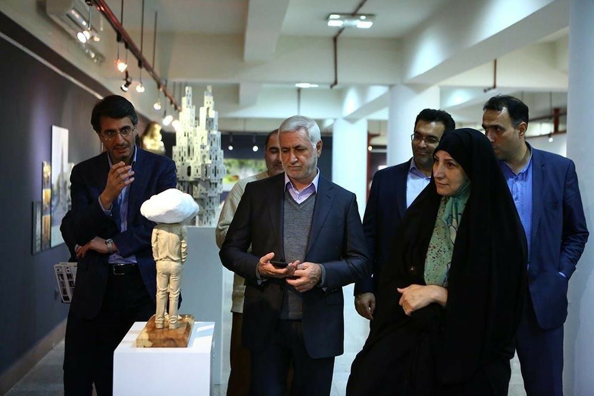 زهرا نژادبهرام در بازدید از دوسالانه مجسمه های شهری