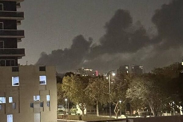 ستون‌های دود از بندر جبل علی در جنوب دوبی برخاست