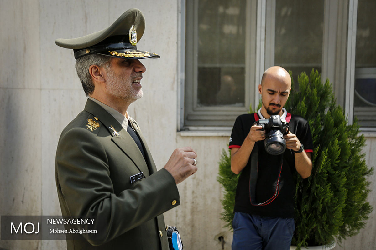 حاشیه جلسه هیات دولت/ امیر حاتمی