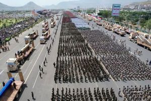 رژه نیروهای مسلح در مراسم تشییع پیکرهای شهدای دولت یمن + فیلم